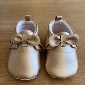 NWOT Baby Girl Moccasin Shoes With Fringe Sides And Bows Size 3-6 Months